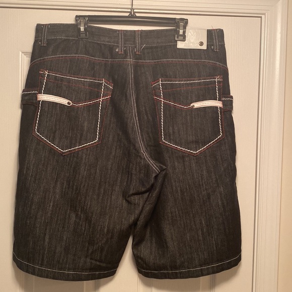 NWOT MO7 Black/White/Red Shorts…size 40W - Picture 2 of 4